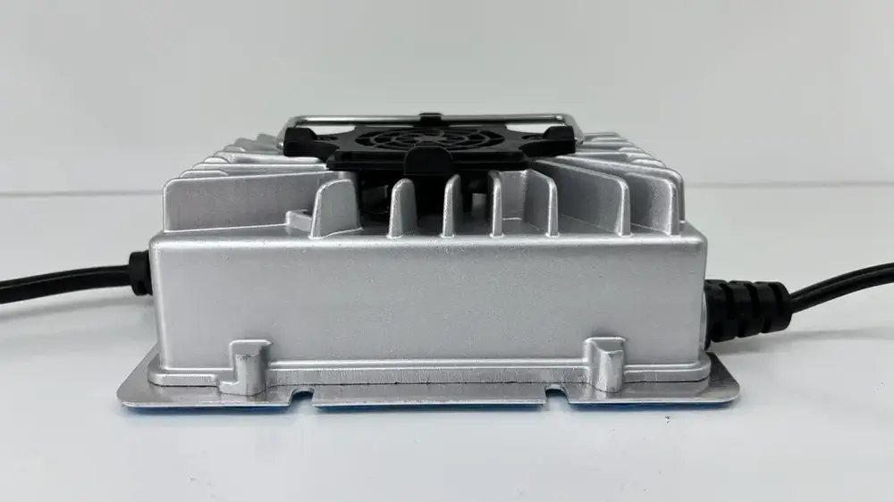 Compact Lightweight IP65 Sealed Charger for Golf Cart and Forklift Battery